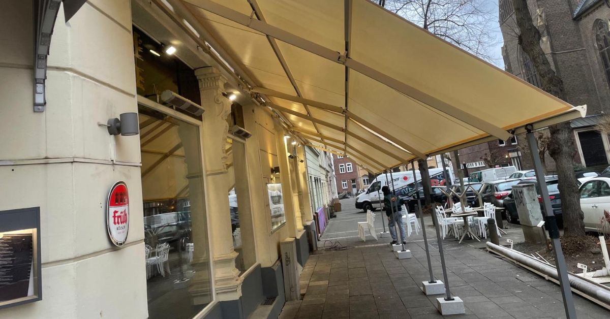 LEINER SunRain Markisenanlage in Sondergröße mit WPS-System für das Restaurant Made in Napoli in Köln